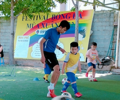 Thoả chí đam mê bóng đá của các cầu thủ nhí